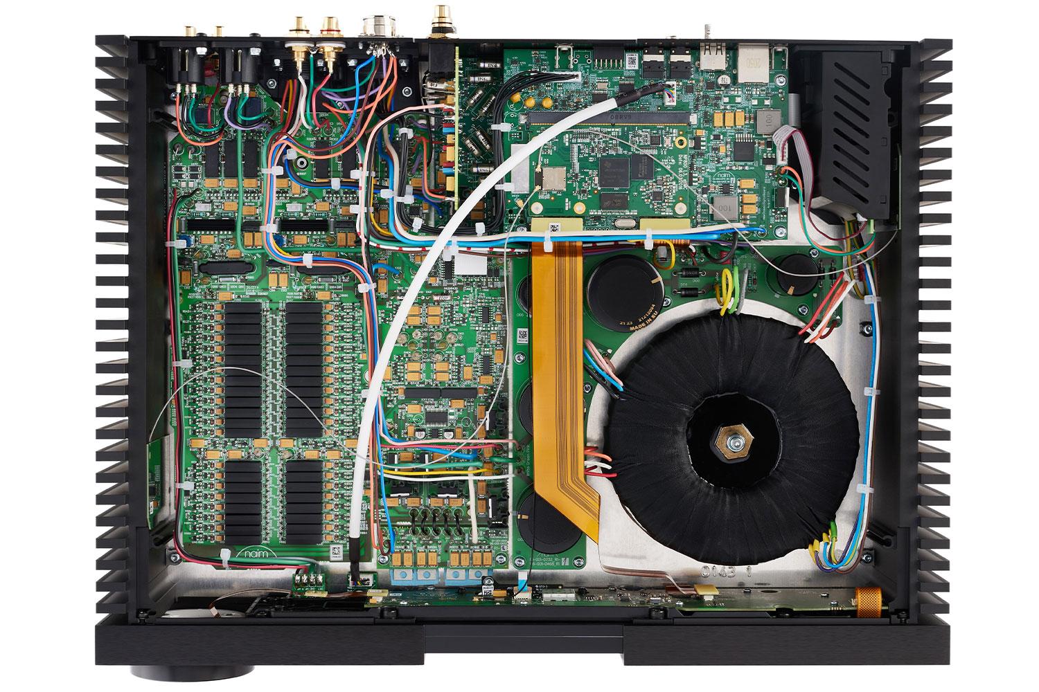 Naim NSC-222 – wnętrze przedwzmacniacza strumieniowego z widocznymi podzespołami