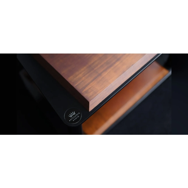 Artesania Audio Modular Rack — zbliżenie narożnika z drewnianym blatem i czarną płytą