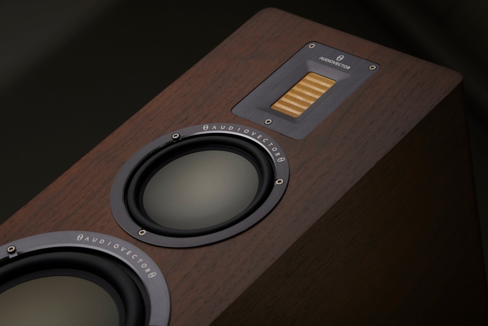 Audiovector QR7 SE orzech - kolumny podłogowe – audiovector QR7 SE orzech – kolumny podłogowe, zbliżenie