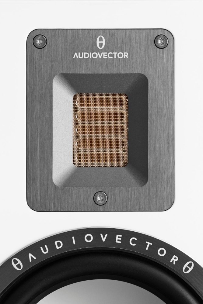 Audiovector QR7 SE orzech – kolejne ujęcie kolumny podłogowej