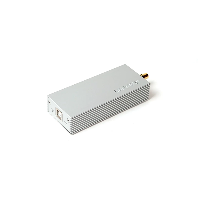 Aurender UC100 — ukośne ujęcie pokazujące port USB i żeberkowaną obudowę
