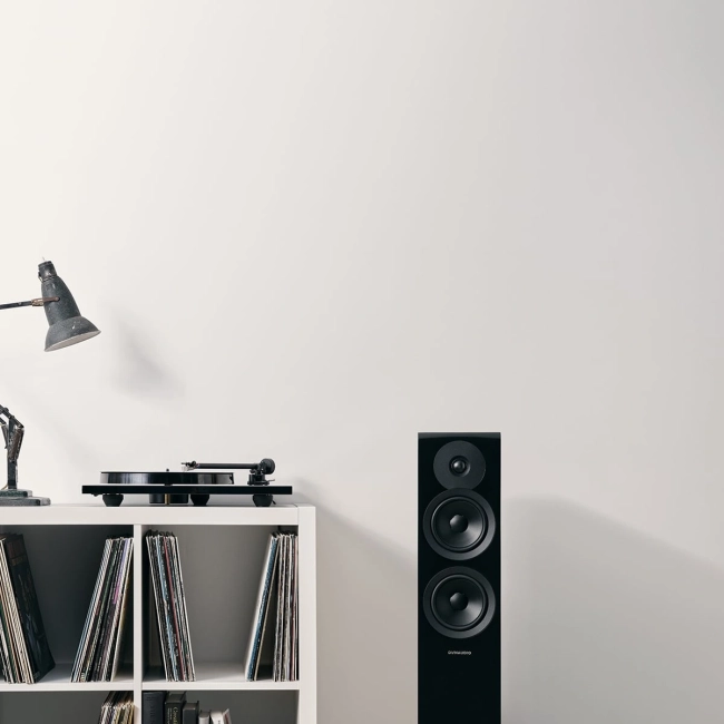 Dynaudio Emit 30 White – ujęcie kolumny podłogowej