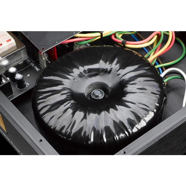 Keces Audio IQRP-800 – wnętrze urządzenia z widocznym transformatorem toroidalnym
