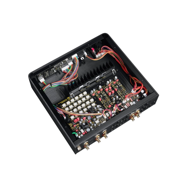 Keces Audio S4 – wnętrze urządzenia z płytkami, modułami i przewodami