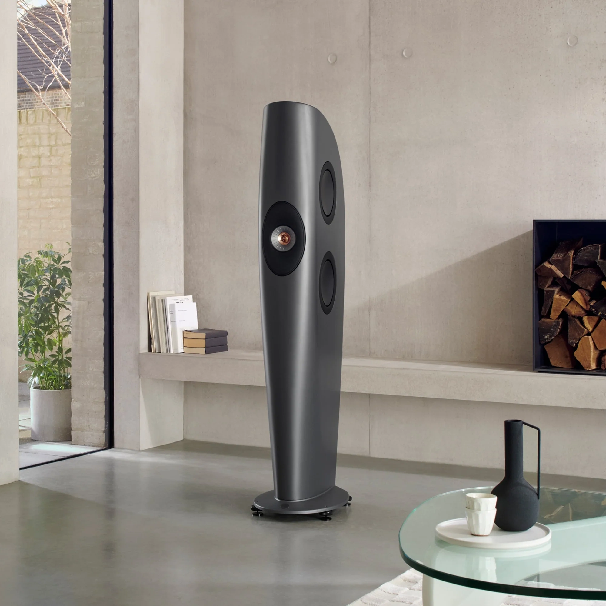 KEF Blade One Meta Charcoal Grey-Bronze – zbliżenie górnej części kolumny przy oknie
