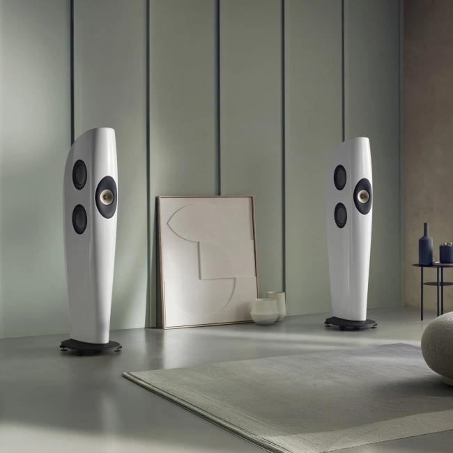 KEF Two Blade Meta Arctic White-Champagne – para głośników ustawiona w salonie