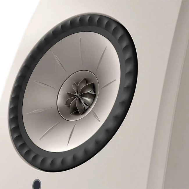KEF LSX II LT Stone White, zbliżenie na przedni przetwornik i centralny element