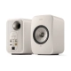 KEF LSX II LT Stone White, jeden głośnik tyłem, drugi z przodu, widok skośny