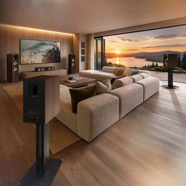 Klipsch Reference Premiere III RP-5103SA | głośniki Atmos – ujęcie aranżacji salonu z głośnikami na stojakach