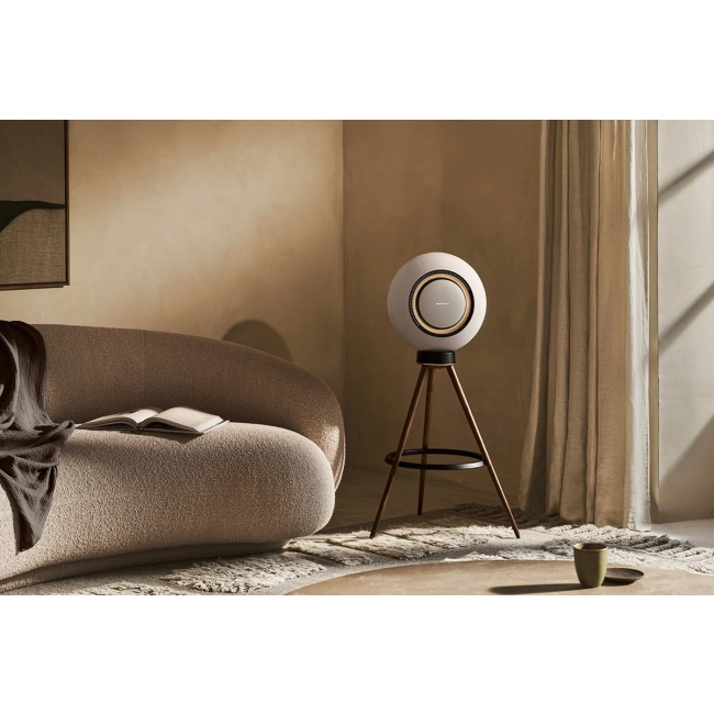 Marantz Horizon Midnight Sky - głośnik bezprzewodowy – marantz Horizon Midnight Sky – głośnik bezprzewodowy na trójnogu w salonie