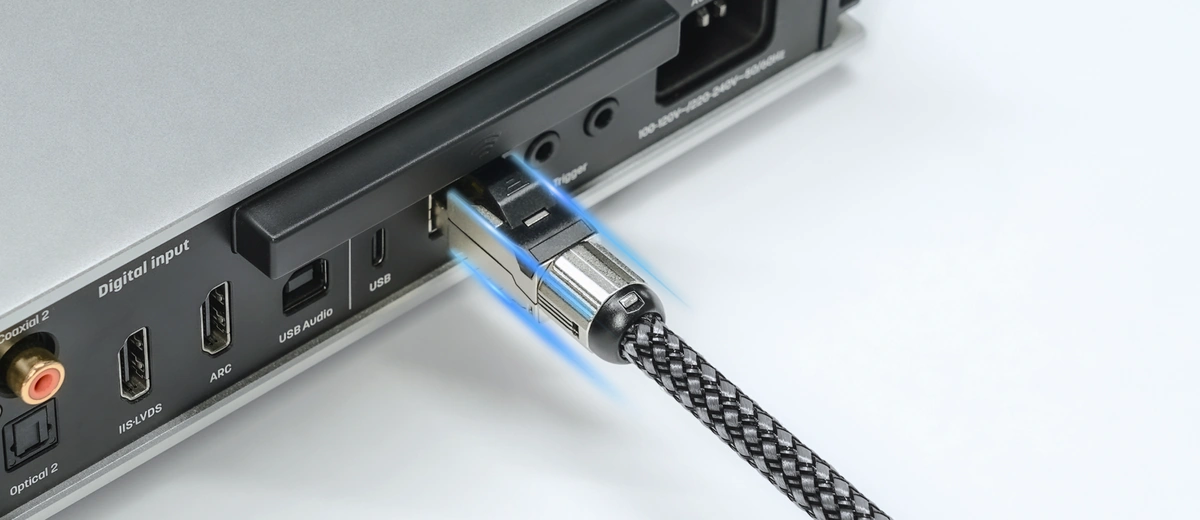 Matrix CAT6A Network Patch Cord cables – wtyk RJ45 podłączony do urządzenia, widoczny oplot kabla