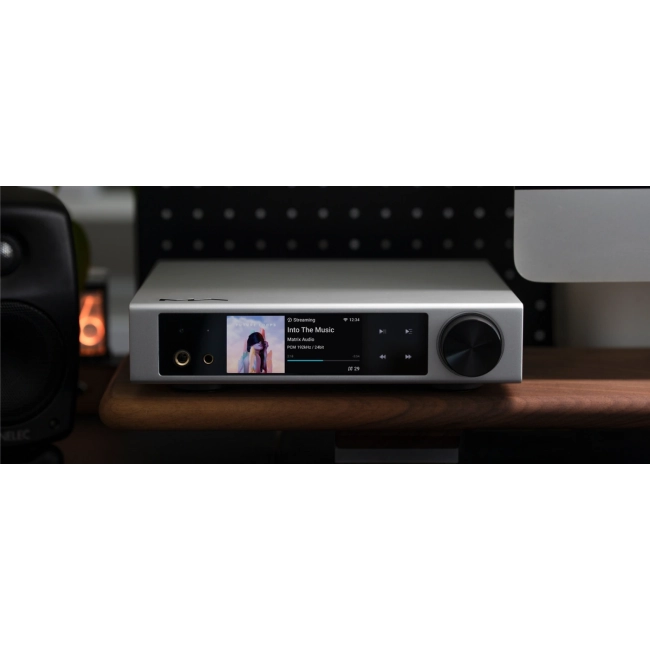 Matrix element i2 music streamer dac headphone amplifier combo – urządzenie ustawione na biurku z aktywnym ekranem