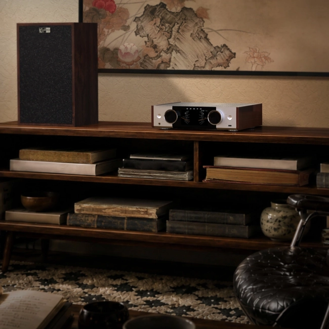 Onkyo Muse Y-50 80th Anniversary – urządzenie ustawione na drewnianej półce w aranżacji wnętrza