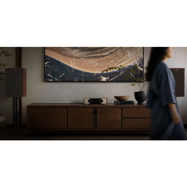 Onkyo Muse Y-50 80th Anniversary – centralne ustawienie na komodzie w salonie, osoba w kadrze