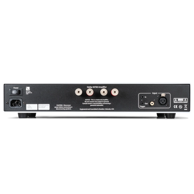 PS Audio M700 | Końcówka Mocy Para – pS Audio M700 tył urządzenia z konektorami XLR, RCA, gniazdem zasilania i terminalami głośnikowymi
