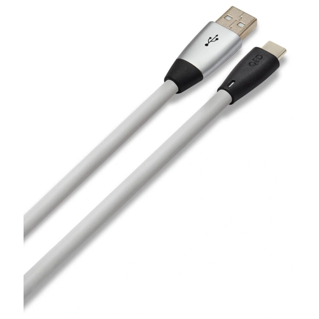 QED Performance USB A-C 0.6m – przewód ułożony ukośnie z widocznymi końcówkami