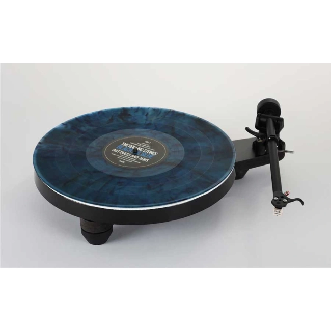 Rega Replay - gramofon – widoczna lekka podstawa i biała mata talerza