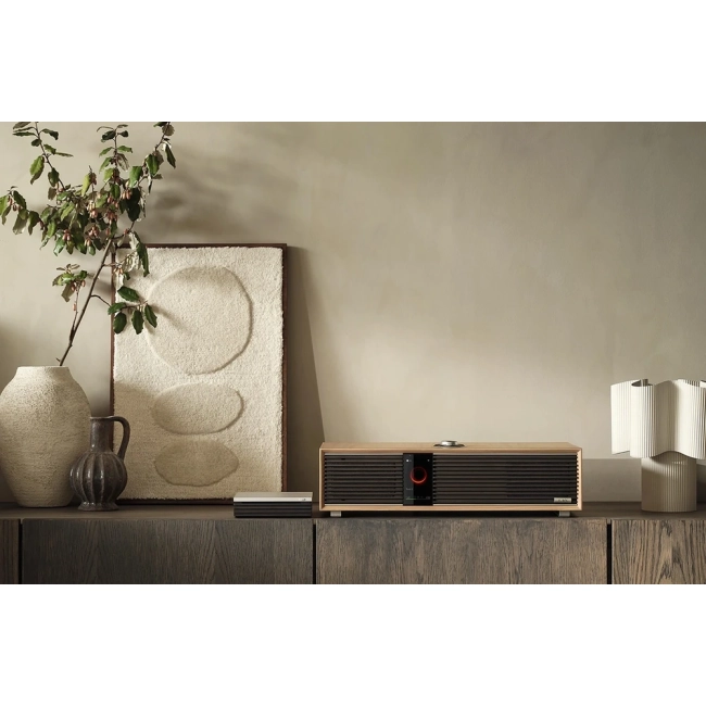 Ruark R410 dąb — urządzenie ustawione na komodzie w stylowej, stonowanej aranżacji wnętrza