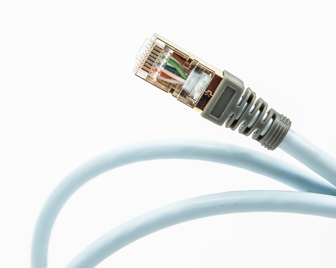 Supra CAT8 STP Patch 2m, kabel ethernet – przekrój wtyku RJ45 z boku