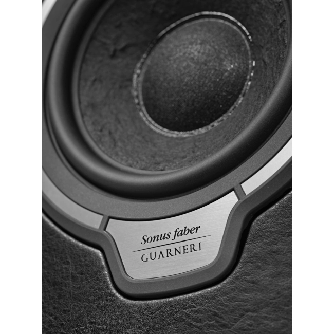 Sonus Faber Guarneri G5 Grafit - kolumny podstawkowe – sonus Faber Guarneri G5 Grafit – pełne ujęcie kolumny na stojaku, widok ogólny Sonus Faber Guarneri G5 Grafit - kolumny podstawkowe – sonus Faber Guarneri G5 Grafit – pełne ujęcie kolumny na stojaku, widok ogólny