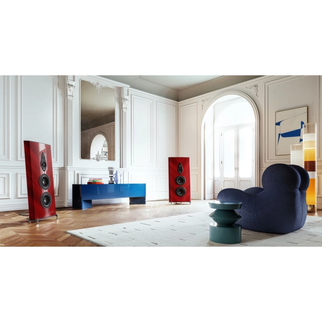 Sonus Faber Stradivari G2 Red – głośnik w jasnym salonie, widok odsunięty od kamery