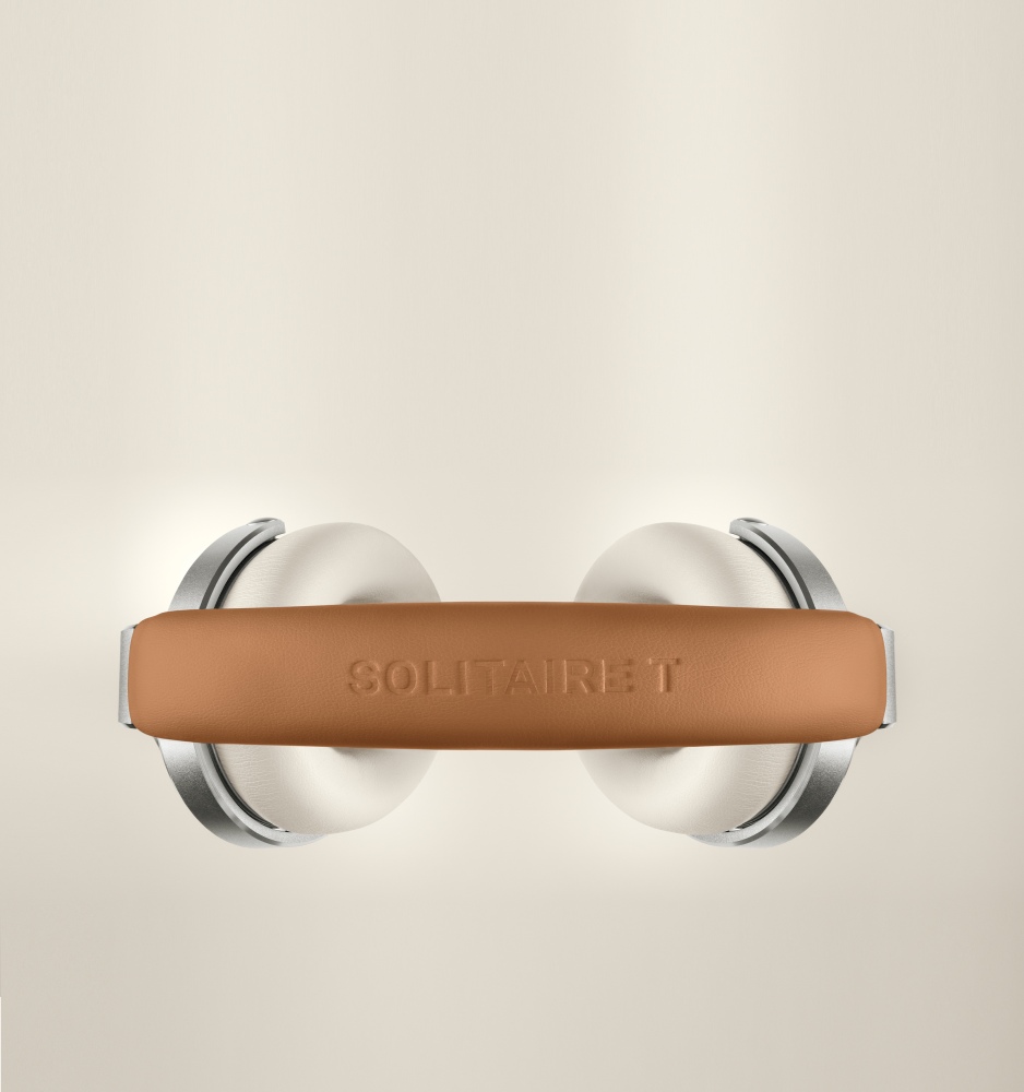 T+A Solitaire T Cognac White – widok od góry na pałąk z wytłoczonym napisem SOLITAIRE T