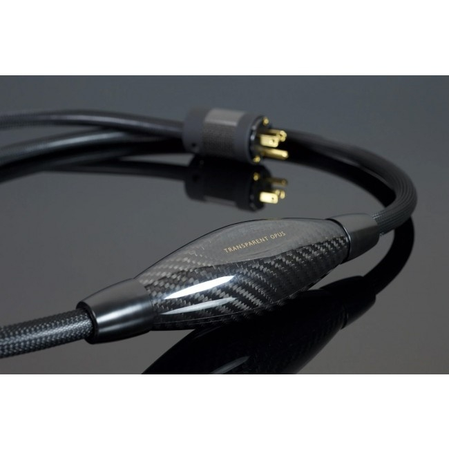 Transparent OPUS Source | Kabel zasilający – zbliżenie na obudowę modułu z włókna węglowego