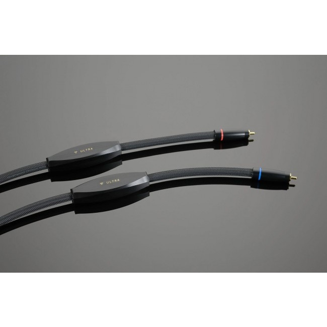 Transparent ULTRA | Kabel sygnałowy RCA — ujęcie modułów z napisem ULTRA i plecioną osłoną kabla