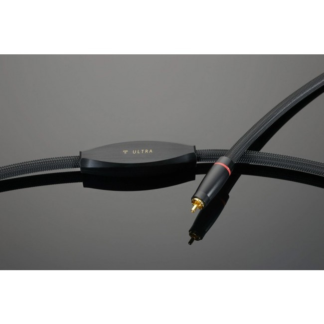 Transparent ULTRA | Kabel sygnałowy RCA — zbliżenie na wtyk RCA i moduł z napisem ULTRA