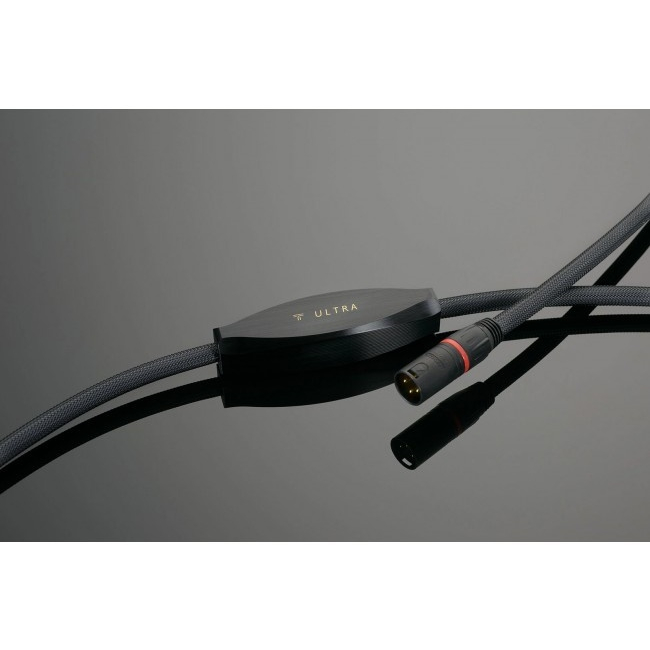 Transparent ULTRA | Kabel sygnałowy XLR – zbliżenie na obudowę oznaczoną ULTRA i wtyk XLR