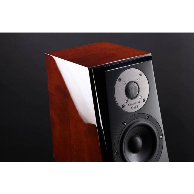 Usher Audio Technology SD-500 – zbliżenie przednich przetworników i połyskliwej listwy frontowej