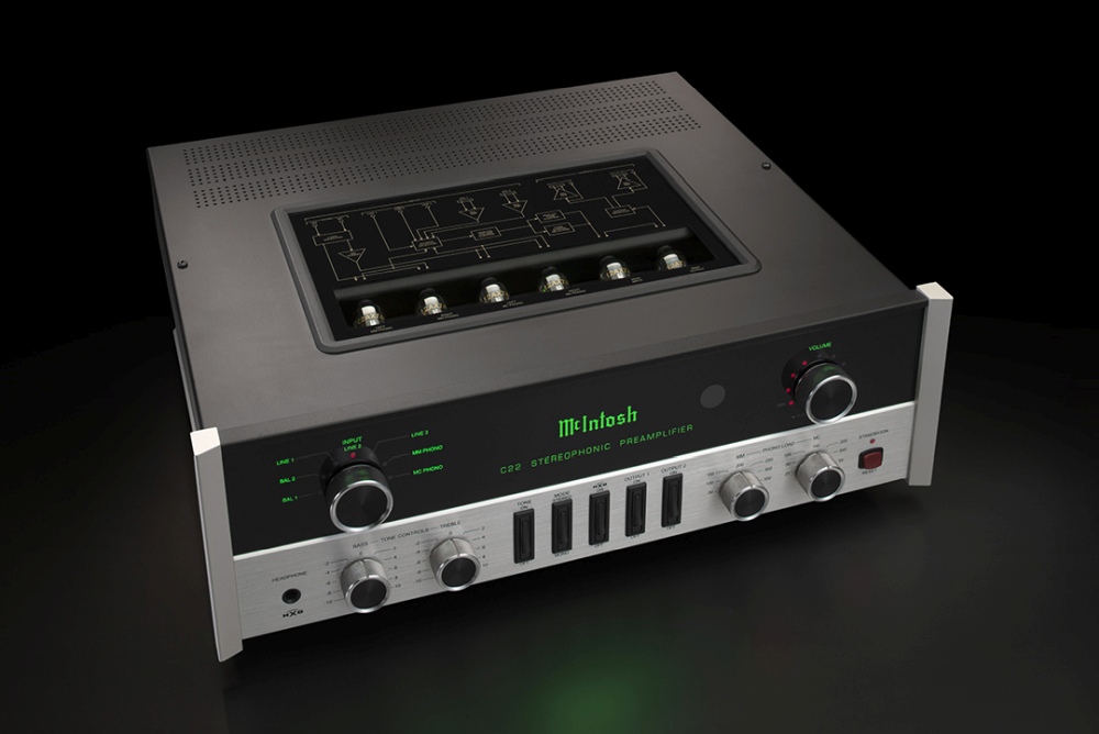 McIntosh C22 mkV – skośne ujęcie przedwzmacniacza na neutralnym tle
