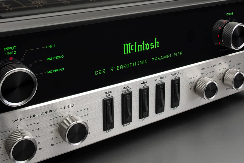 McIntosh C22 mkV – centralne ujęcie frontu z pokrętłami i przełącznikami