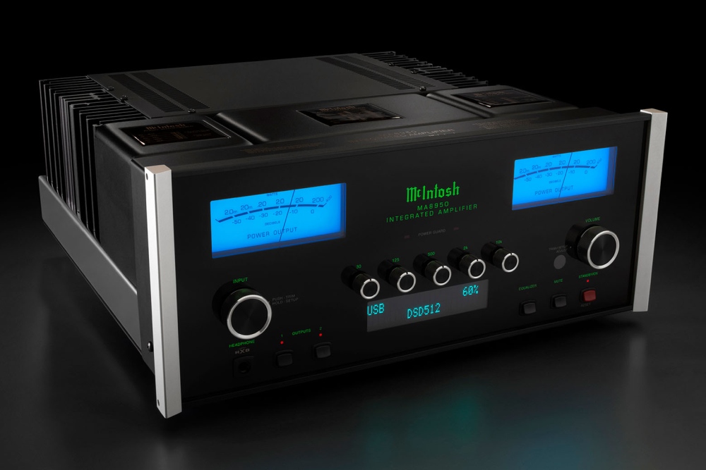 McIntosh MA8950 – lewe ujęcie pod kątem na tle z oznaczeniem USB