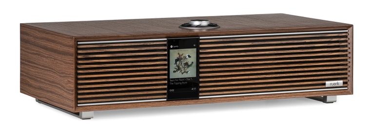 Ruark R410 orzech – ujęcie pod kątem pokazujące fornir orzechowy i maskownicę