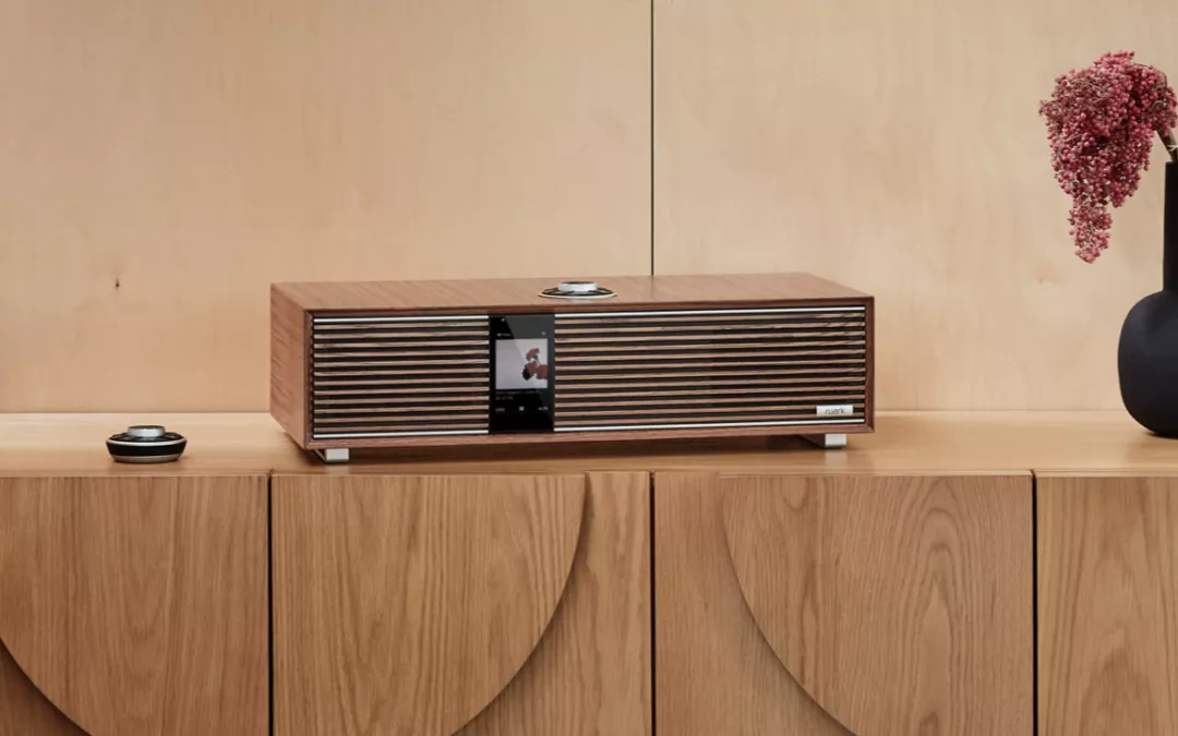 Ruark R410 orzech – produkt ustawiony na komodzie, zdjęcie aranżacyjne
